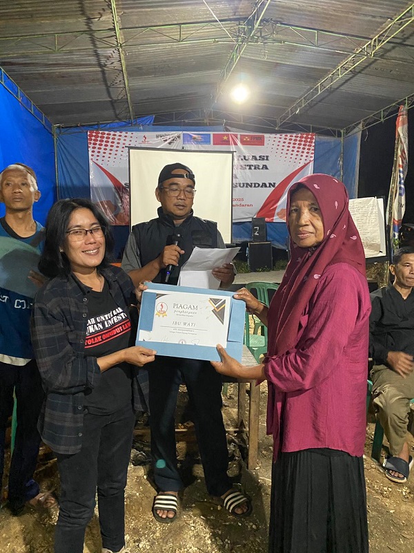 1Ibu_Wati_menerima_penghargaan_Perempuan_Pejuang_Reforma_Agraria_dari_Serikat_Petani_Pasundan.jpg