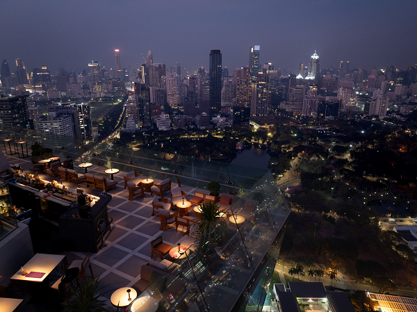 1dusit-thani-bangkok-exterior-spire_(2).png