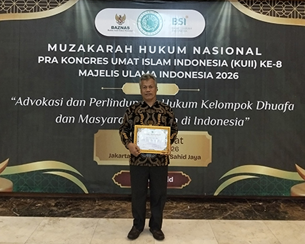 Abdul Chalim SH. Dapat Penghargaan Penegakan Hukum dari MUI Pusat ban.jpg