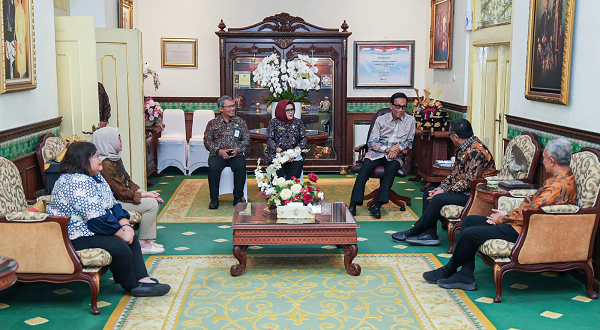 Silaturahmi dengan Sri Sultan HB X, Menteri LH Jumhur: Kita Harus Mengayomi Lingkungan menklh_dengan_srisultan.png