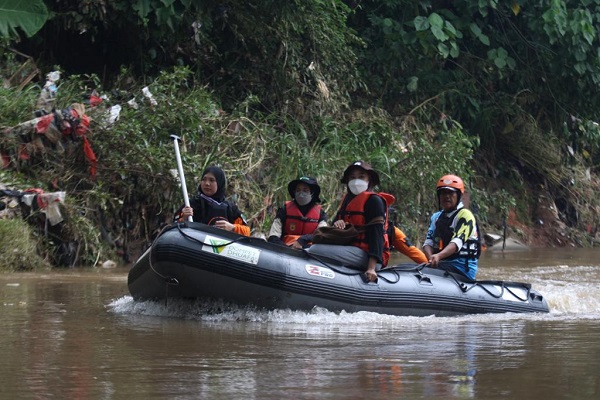 naik_perahu_di_ciliwung.jpg