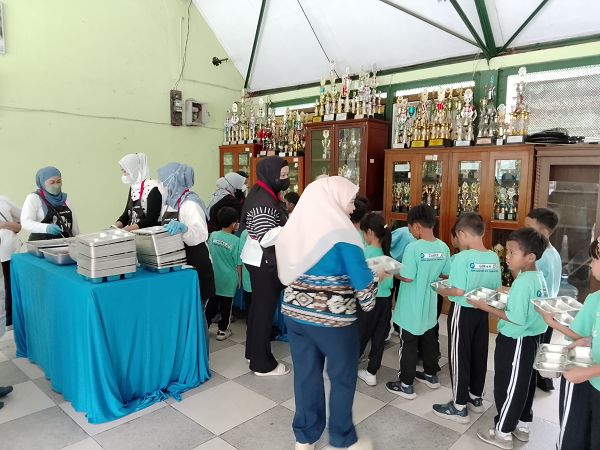 Penerapan MBG Dapur Sekolah, Para Siswa Tertib Antri dan Cuci Tempat Makan Sendiri tertib.png