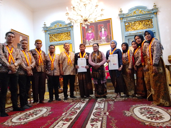 Bupati Muna Barat dan Istri Terima Gelar Ningrat Kehormatan di Sasana Karaton Kasunanan Surakarta